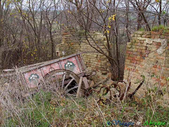 33-PC260524+.jpg - 33-PC260524+.jpg - Un caratteristico carro agricolo fuori uso e un vecchio "estirpatore", un tempo trainati da buoi, giacciono tra le rovine di un antico "pajare" (rimessa per attrezzi agricoli) nella Riserva Naturale dei Calanchi di Atri.