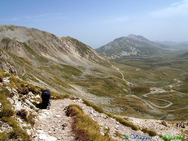 09-P8208861+.jpg - 09-P8208861+.jpg - Un ...passeggino, fortunatamente vuoto, quasi in bilico sul ripido sentiero che conduce al rifugio Duca degli Abruzzi (2.388 m.).