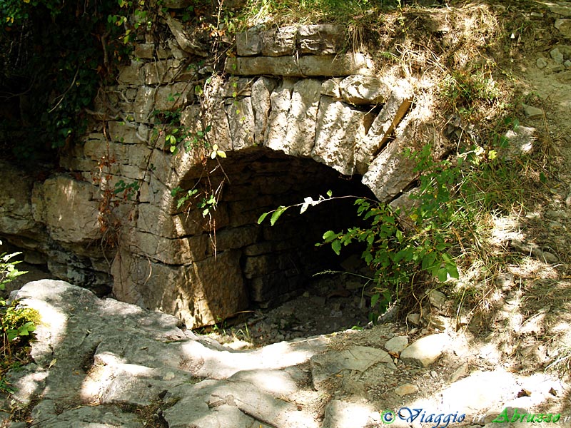 29-P1011944+.jpg - 29-P1011944+.jpg - I ruderi del vecchio Mulino lungo il corso del torrente Rio Verde.