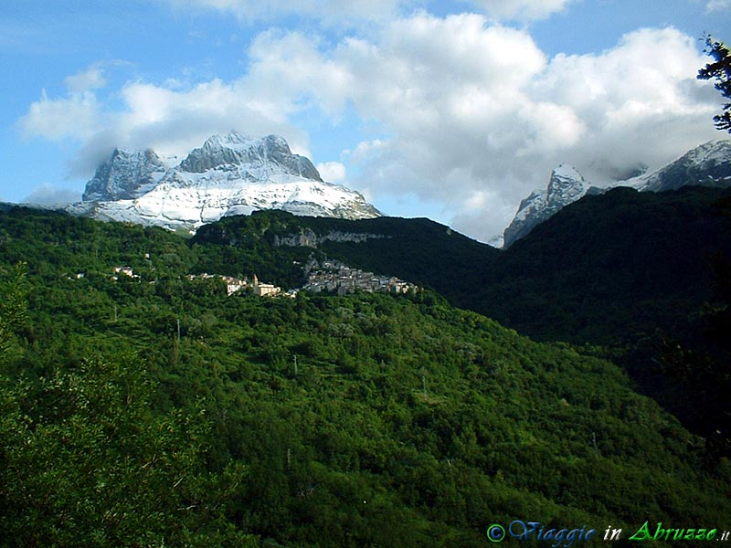 10-DSCF0021+.jpg - 10-DSCF0021+.jpg - La celebre località sciistica del Gran Sasso è compresa nel territorio comunale di Pietracamela,  suggestivo borgo inserito nel prestigioso club dei " Borghi più belli d'Italia".