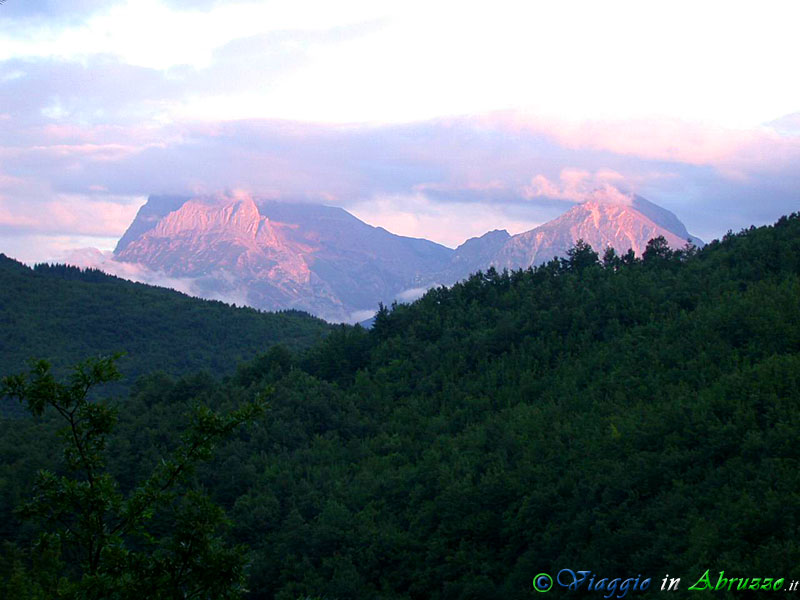 11-gs-intermesoli+.jpg - 11-gs-intermesoli+.jpg - I monti del Gran Sasso d'Italia visti da Intermesoli, piccola frazione di Pietracamela vicinissima ai Prati di Tivo (Foto Domenico Triozzi).