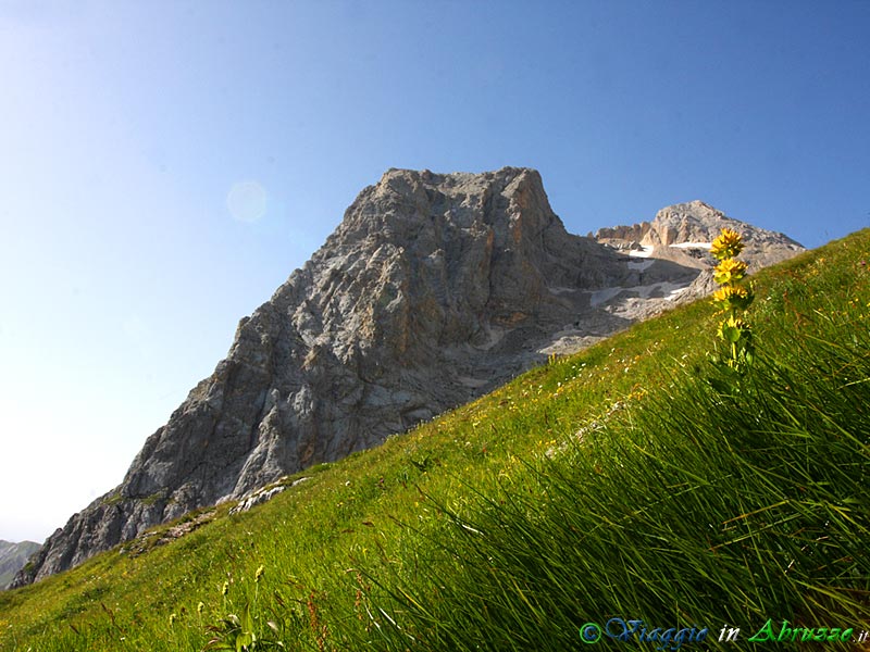 18-IMG_2886+.jpg - 18-IMG_2886+.jpg - Suggestiva immagine della parete nord-orientale della vetta del Corno Grande (2.912 m.). Alle sue spalle la conca dove si cela il "Calderone", il ghiacciaio più meridionale d'Europa e l'unico degli Appennini.