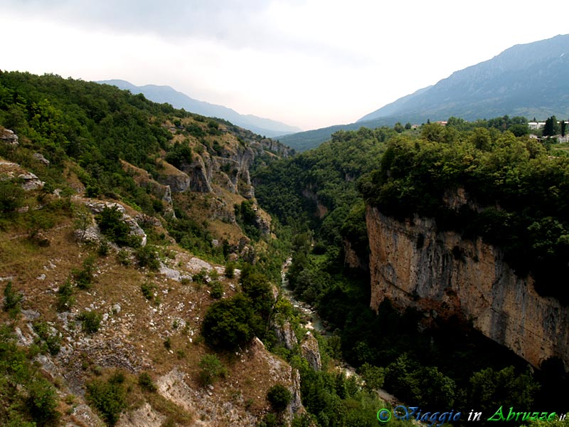 01-P7063042+.jpg - 01-P7063042+.jpg - Il selvaggio canyon nel quale scorre il fiume Orta.