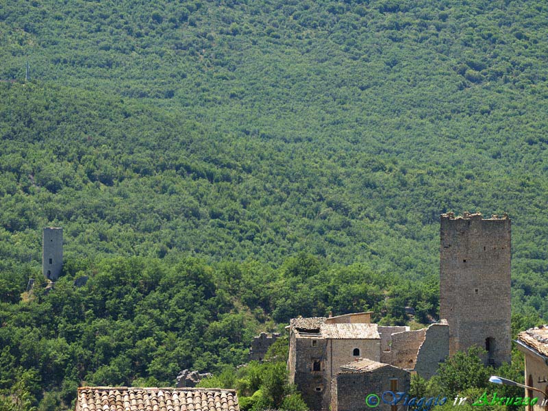 18-P6206137+.jpg - 18-P6206137+.jpg - La torre pentagonale domina i ruderi del borgo medievale fortificato di Beffi, frazione di Acciano. Sulla sponda opposta del fiume Aterno, tra la fitta vegetazione si erge a fronteggiarla la torre medievale circolare di Goriano Valli, frazione di Tione degli Abruzzi.