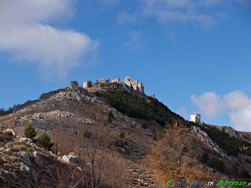 37-PB254152+.jpg - 37-PB254152+.jpg - Il castello di Rocca Calascio e, sulla destra, la suggestiva chiesa  di S. Maria della Pietà.