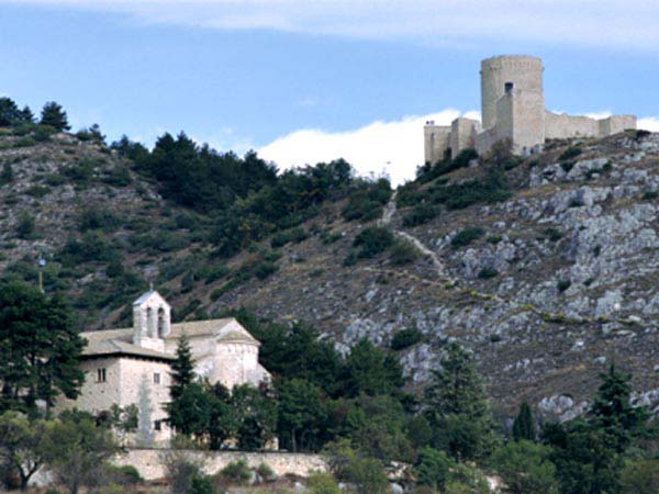 05-castello_bominaco_019+.jpg - 05-castello_bominaco_019+.jpg - L'abbazia di S. Maria Assunta (XII sec.) e il castello (XII sec.) nella frazione Bominaco, città d'arte (Foto gentilmente fornita dal Comune di Caporciano).