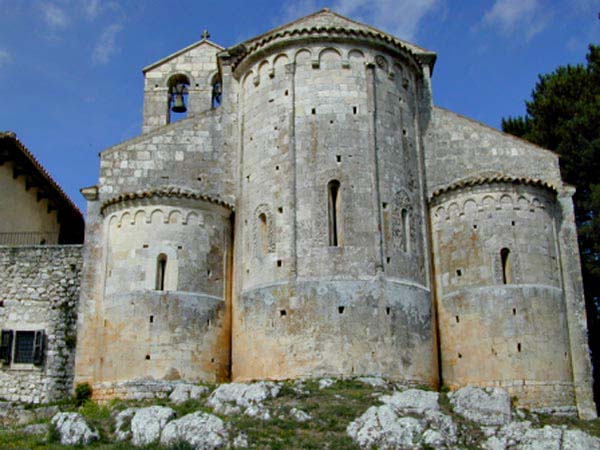 07-Immagine_045+.jpg - 07-Immagine_045+  L'abbazia di S. Maria Assunta (XI - XII sec.) a Bominaco, frazione di Caporciano e città d'arte (Foto gentilmente fornita dal Comune di Caporciano).