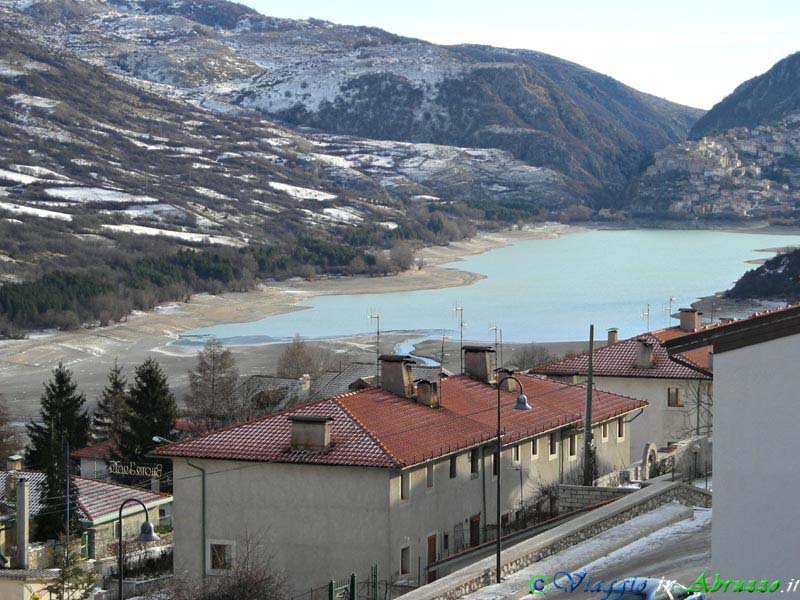 13_DSCN0372+.jpg - 13_DSCN0372+.jpg - Il lago di Barrea visto da Civitella Alfedena. Nel mese di Gennaio 2007, quando è stata scattata questa foto, il lago era quasi prosciugato a causa della straordinaria siccità verificatasi nel corso dell'intero anno 2006.