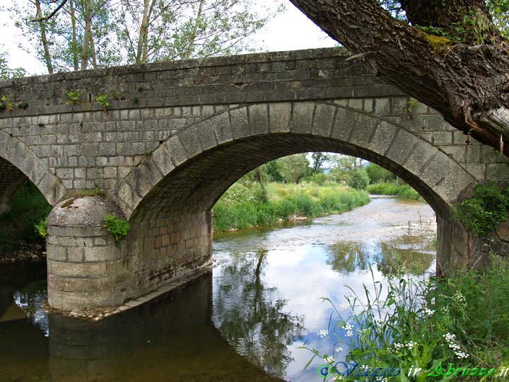 30_P5305533+.jpg - 30_P5305533+.jpg - Il "Ponte romano delle Pietre", sul fiume Aterno.