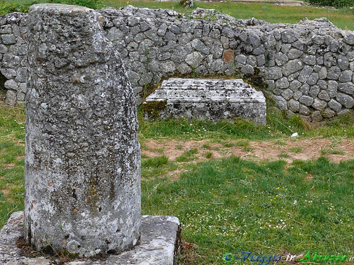 10-P1040166+.jpg - 10-P1040166+.jpg - Il sito archeologico di Alba Fucens, la città fondata da Roma nel 304 a. C.