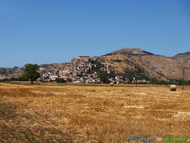 01_P8197480+.jpg - 01_P8197480+.jpg - Panorama di Navelli. L'immenso altopiano sul quale sorge il borgo, chiamato "Piana di Navelli", è uno degli angoli più suggestivi della regione ed è celebre per la produzione del miglior zafferano del mondo.