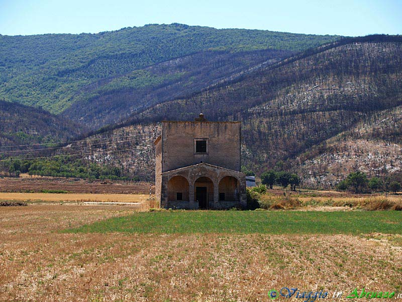 29_P8197479+.jpg - 29_P8197479+.jpg - La chiesa tratturale della Madonna del Campo, poco distante dal borgo. Purtroppo i disastrosi incendi che hanno colpito una vasta area della provincia aquilana nelle estati 2007-2008, hanno modificato profondamente l'aspetto paesaggistico anche di questo meraviglioso e suggestivo angolo d'Abruzzo.