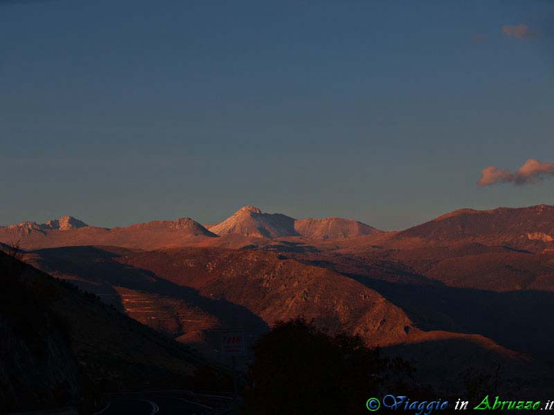 30_PB254460+.jpg - 30_PB254460+.jpg - Panorama sei monti che circondano il borgo.