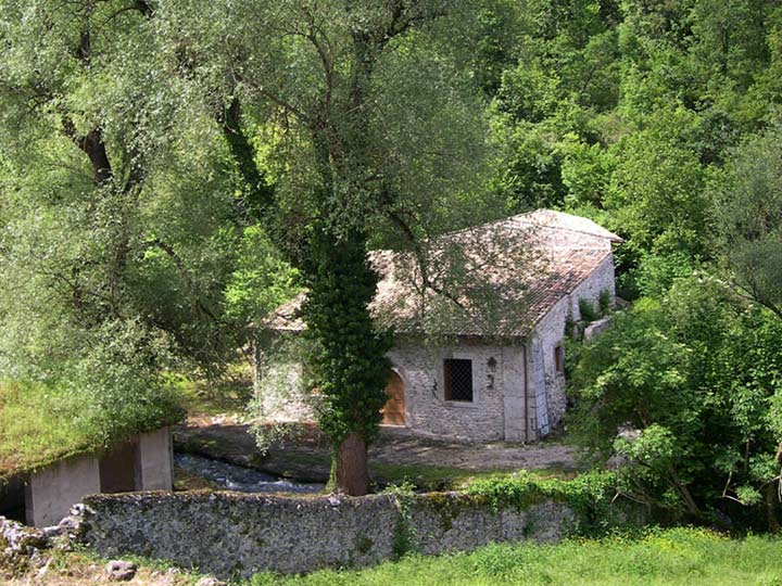 15_Foto-5.jpg - 15_Foto-5.jpg - Mulino ristrutturato dell'area di Archeologia Industriale lungo il fiume Gizio, nella Riserva Naturale Monte Genzana Alto Gizio (Foto gentilmente fornita dal Comune di Pettorano sul Gizio).