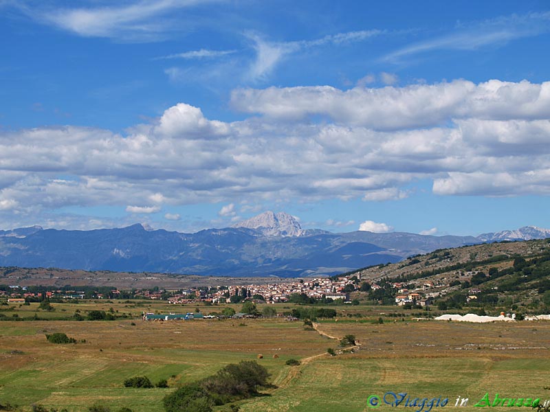 01-P8107236+.jpg - 01-P8107236+.jpg - Panorama di Rocca di Mezzo, il centro più importante dell'altopiano delle Rocche. Sullo sfondo, al centro della foto, svetta la mole del "Corno Grande" (2.912 m.) la vetta più alta del Gran Sasso d'Italia e dell'intera catena appenninica.