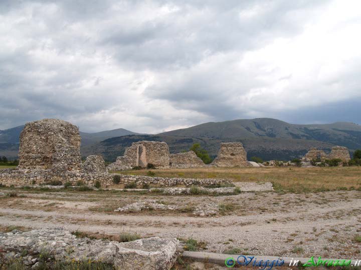 25-P7048132+.jpg - 25-P7048132+.jpg - L'antica città vestino-romana di Peltuinum (I sec. a.C.),  attraversata in senso est-ovest dal   tratturo ricalcato sulla via Claudia Nova. Il monumentale sito archeologico si estende sui territori comunali di S. Pio delle Camere e di Prata d'Ansidonia.