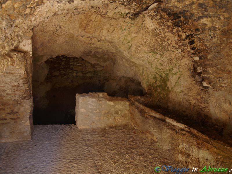 27-P8197391+.jpg - 27-P8197391+.jpg - Le suggestive "grotte", locali sotterranei scavati nella roccia che interessano un'ampia area   del piccolo centro storico, destinate un tempo a stalle ed altri servizi e oggi utilizzate per manifestazioni culturali e ricreative.