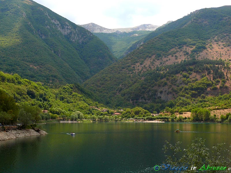 19-P1060905+.jpg - 19-P1060905+.jpg - Il suggestivo lago naturale di Scanno  (purtroppo nell'Agosto 2007, quando è stata scattata questa foto, le acque del lago si erano ritirate notevolmente a causa della straordinaria siccità del 2006/2007).