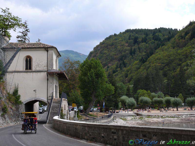 21-P1060910+.jpg - 21-P1060910+.jpg - La chiesa di S. Maria del Lago (1702),  sulla sponda del lago naturale di Scanno.