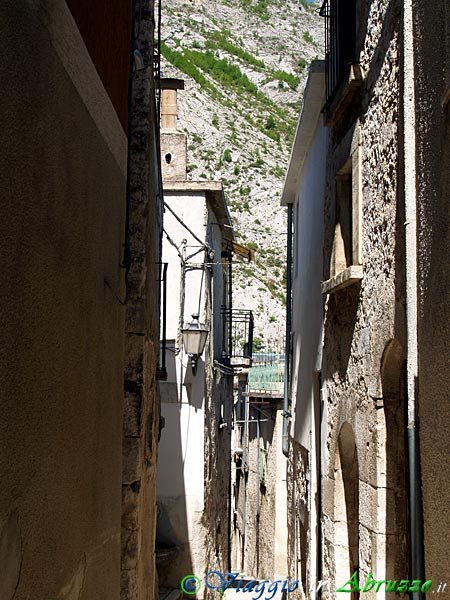 10-P4203193+.jpg - 10-P4203193+.jpg - La strettissima ed unica via che solca in tutta la sua lunghezza l'antico borgo fortificato di Terravecchia, il nucleo abitato più antico di Fara S. Martino, miracolosamente sopravvissuto alle devastazioni del secondo conflitto mondiale.