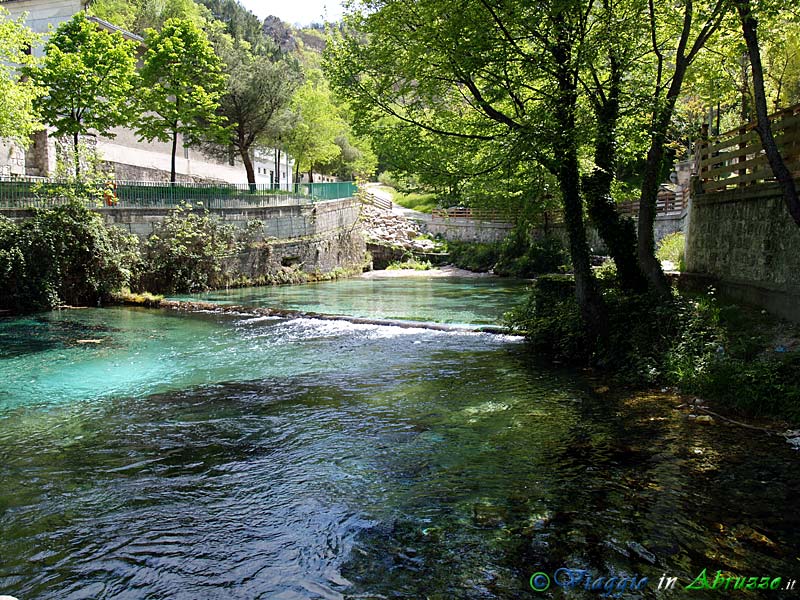 19-P4203341+.jpg - 19-P4203341+.jpg - Le suggestive sorgenti del fiume Verde, nelle vicinanze dell'ingresso del Vallone di S. Spirito.