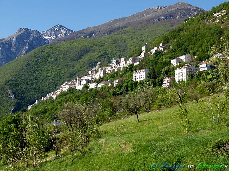 03-P4253456+.jpg - 03-P4253456+.jpg - Panorama del borgo, immerso in uno scenario naturale di incomparabile bellezza.