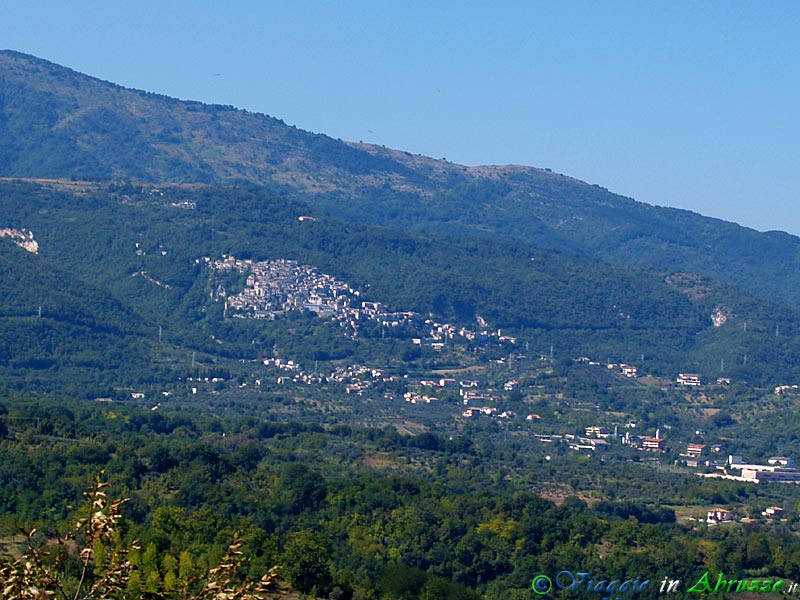 01-P9221525+.jpg - 01-P9221525+.jpg - Panorama del borgo, situato sulle pendici della Majella. Nel territorio comunale di Pretoro si trova il frequentatissimo comprensorio sciistico Passolanciano-Majelletta, che offre agli amanti degli sport invernali la inconsueta possibilità di sciare su piste che si specchiano quasi nelle azzurre acque del vicino Adriatico.