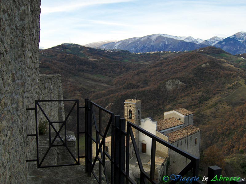 18-HPIM0089+.jpg - 18-HPIM0089+.jpg - Panorama dal castello. In basso la medievale chiesa di S. Pietro (XIII sec.).