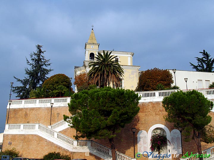 03-PA133124+.jpg - 03-PA133124+.jpg - La chiesa parrocchiale.