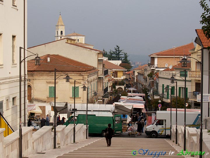 05-PA133121+.jpg - 05-PA133121+.jpg - Il centro storico nel giorno di mercato settimanale.