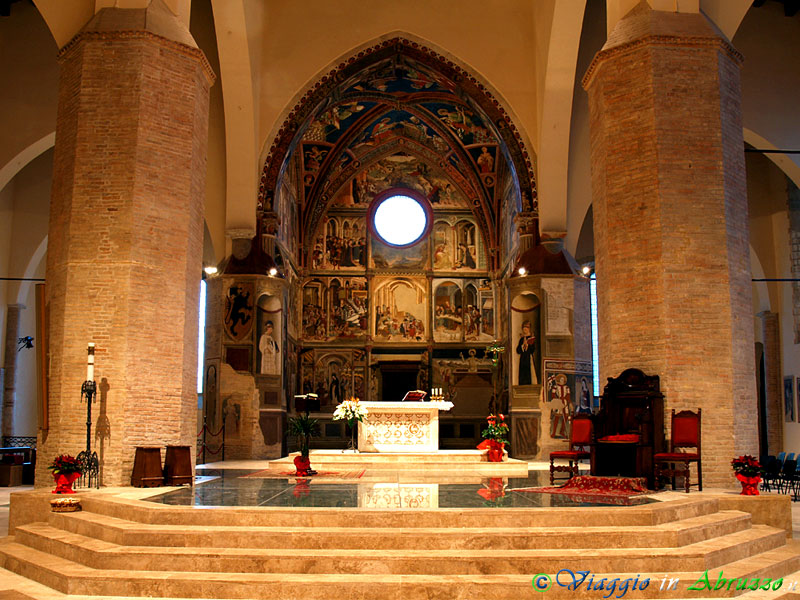 07-P1278111+.jpg - 07-P1278111+.jpg - Il Coro dei Canonici, con il celebre ciclo di affreschi rinascimentali (XV sec.) di Andrea De Litio, nella Basilica-Concattedrale S. Maria Assunta di Atri, denominata la "Cappella Sistina d'Abruzzo". L'opera del pittore marsicano rappresenta sulle pareti le "Storie di Gioacchino" e le "Storie di Maria" e sulla volta figure di 'Evangelisti' e di 'Dottori della Chiesa".