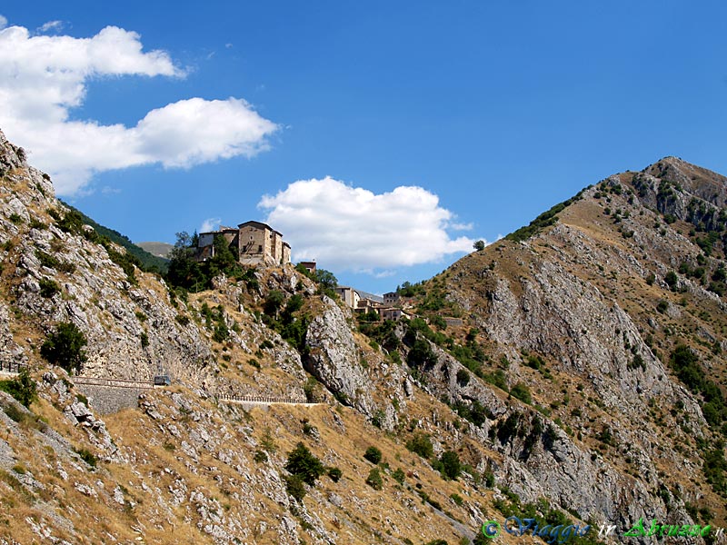 27-P7256909+.jpg - 27-P7256909+.jpg - La "magica" Castrovalva (frazione di Anversa degli Abruzzi), perennemente in equilibrio sullo strettissimo crinale roccioso che la sorregge da secoli. L'antico borgo medievale fortificato, a strapiombo sul fiume Sagittario, fu immortalato dall'artista olandese Maurits Cornelis Escher in una celebre litografia.