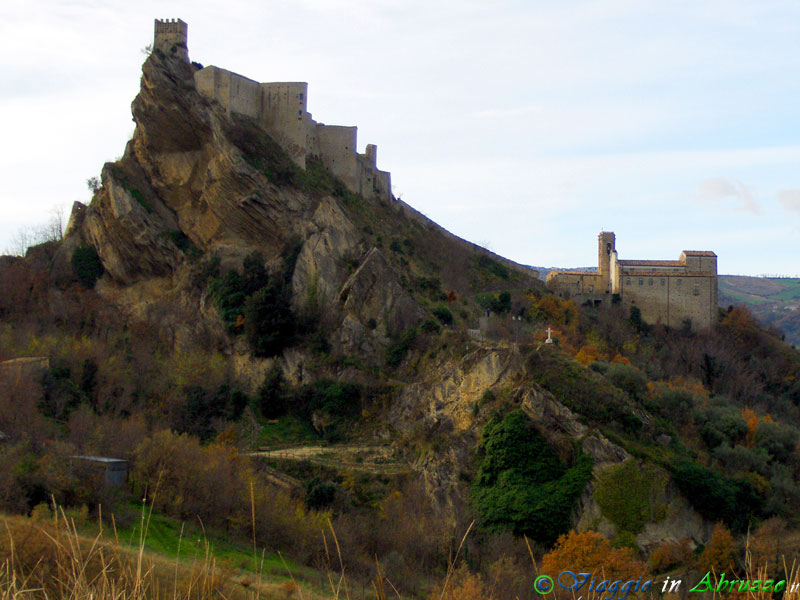 31-HPIM0071+.jpg - 31-HPIM0071+.jpg - Roccascalegna: il castello medievale e la chiesa di S. Pietro (XIII sec.).