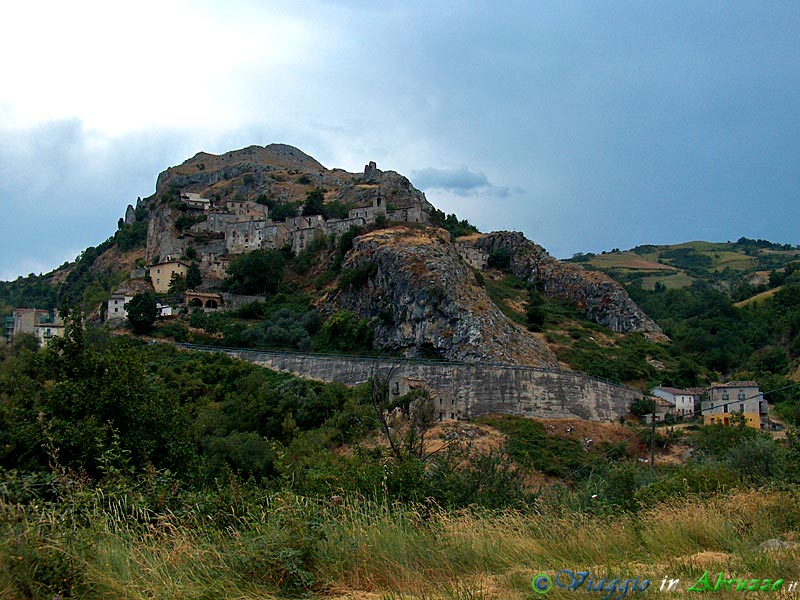 10-HPIM4503+.jpg - 10-HPIM4503+.jpg - Il borgo semiabbandonato di Corvara (625 m. s.l.m., 15 abitanti circa), nel Parco Nazionale del Gran Sasso-Monti della Laga.