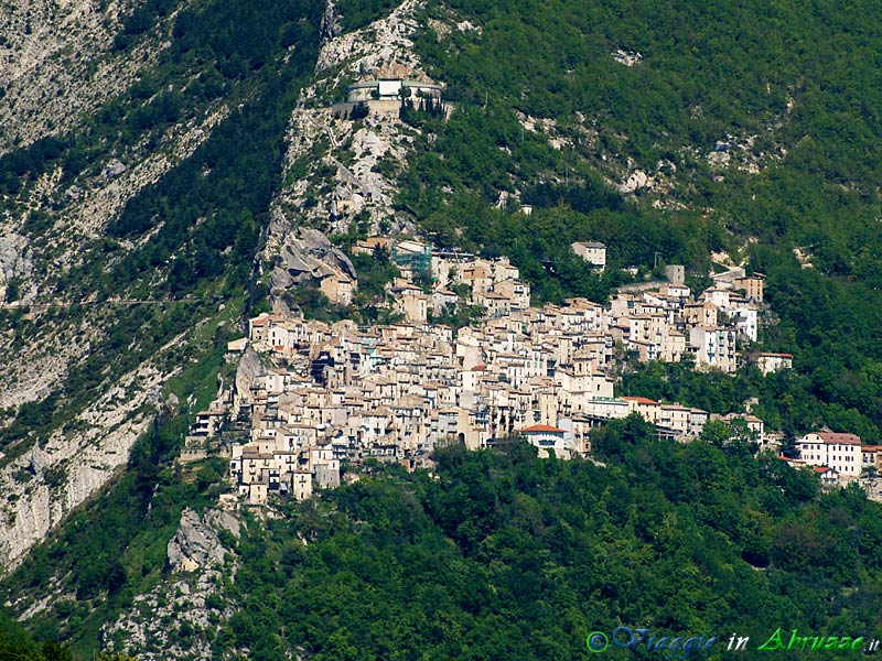 15-P4253533+.jpg - 15-P4253533+.jpg - Pennapiedimonte (669 m. s.l.m., 355 abitanti circa), nel Parco Nazionale della Majella.