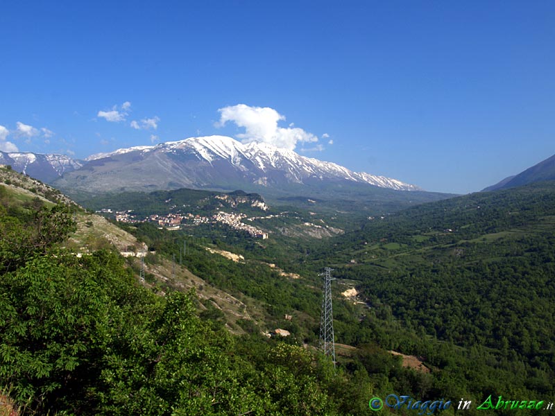 01-P5014110+.jpg - 01-P5014110+.jpg - Panorama della località termale, stretta tra il massiccio della Majella (2795 m., la seconda montagna degli Appennini) ad est e il Monte Morrone (2.061 m.) ad occidente.