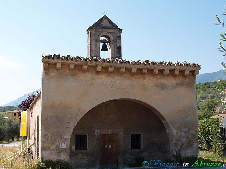 15-P6140569+.jpg - 15-P6140569+.jpg - La piccola chiesa campestre della   Madonna degli Angeli, nelle immediate vicinanze dell'abbazia di S. Clemente a Casauria.