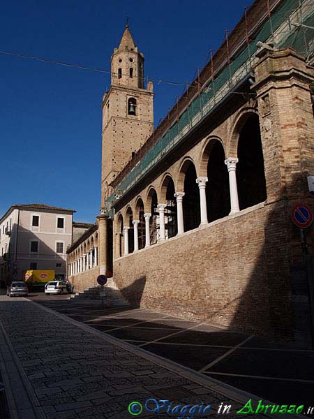 04-P3312543+.jpg - 04-P3312543+.jpg - La Collegiata di S. Michele Arcangelo (XIV sec.).