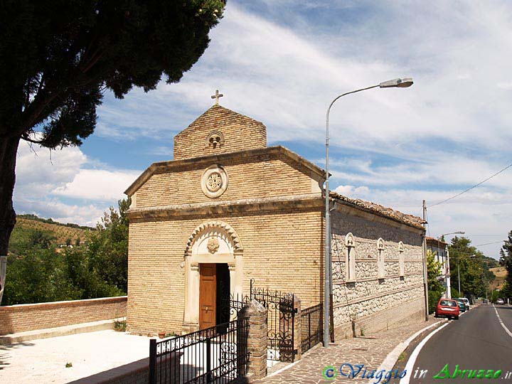 14-P8076535+.jpg - 14-P8076535+.jpg - La piccola chiesa di S. Rocco, ai margini del paese.