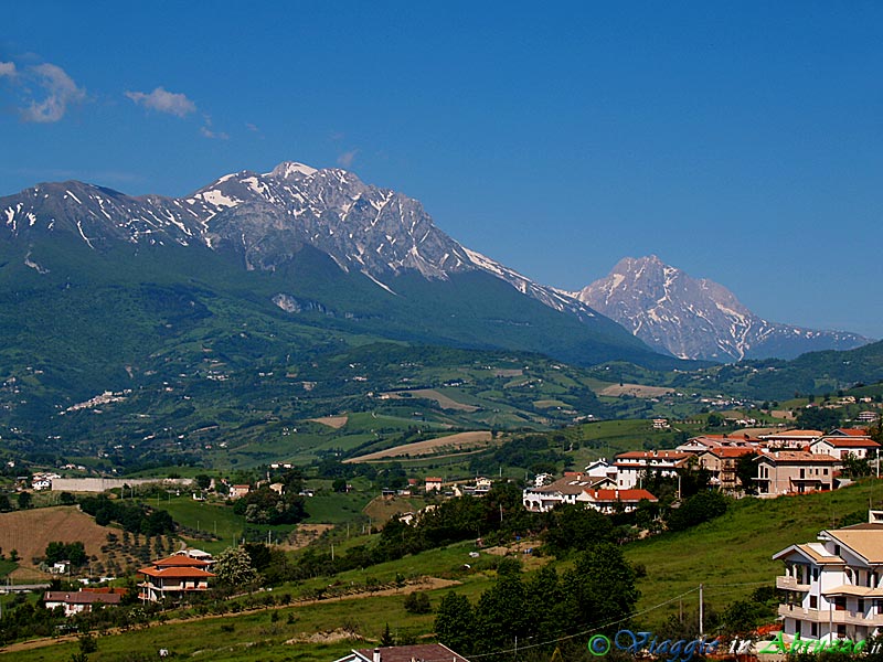 27-P5167457+.jpg - 27-P5167457+.jpg - I monti del Gran Sasso d'Italia visti dalla città d'arte.