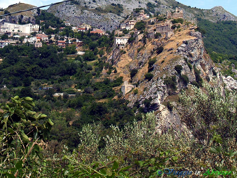 05-P6140744+.jpg - 05-P6140744+.jpg - Panorama del borgo. Sulla destra il nucleo abitato più antico, oggi quasi completamente abbandonato a causa di movimenti franosi; a sinistra il centro abitato più recente. Ai piedi del borgo abbandonato si distingue l'antica chiesa di S. Nicola (XII sec.).