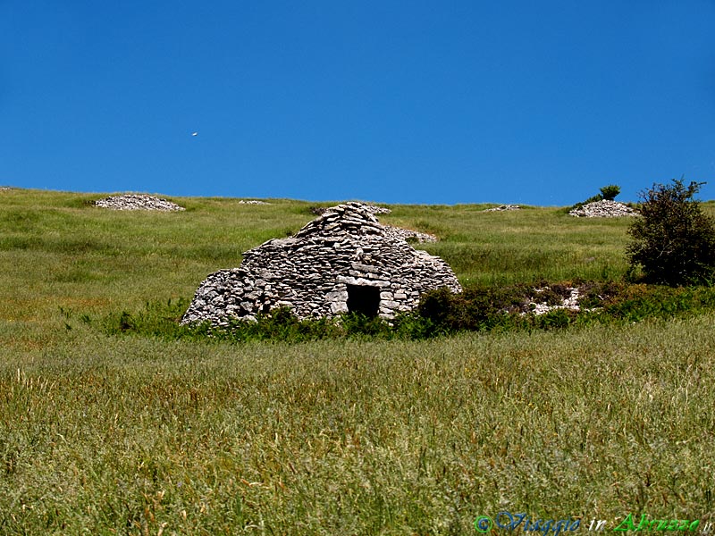 11-P5280184+.jpg - 11-P5280184+.jpg - Capanne di pietre a secco, simili a "tholos", che caratterizzano il territorio montano di Roccamorice. Queste capanne erano utilizzate per il ricovero delle greggi.