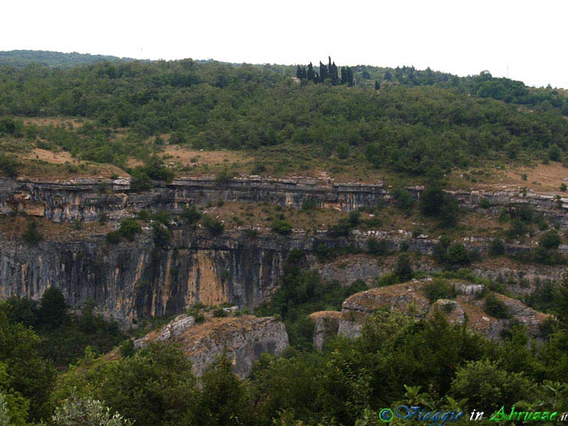 08-P7062951+.jpg - 08-P7062951+.jpg - Lo spettacolare canyon nel quale scorre il fiume Orta, vicinissimo al paese.