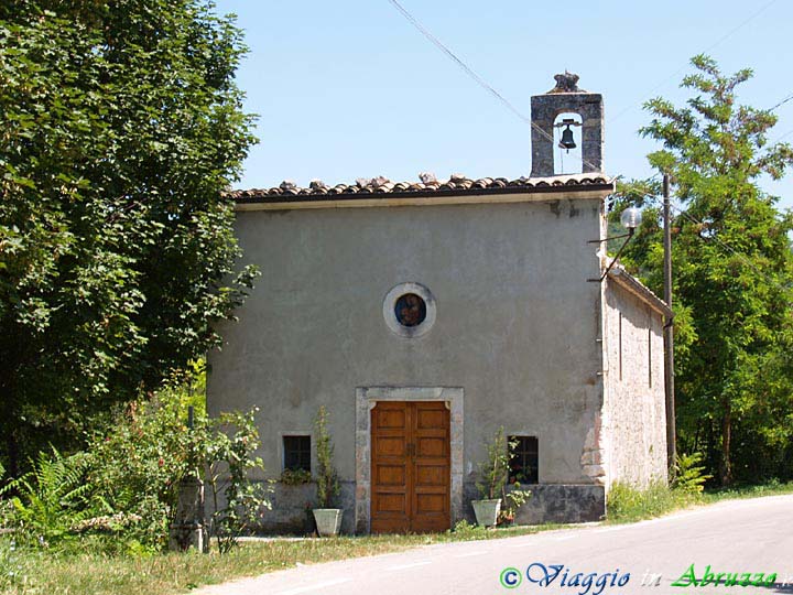 05-P7165001+.jpg - 05-P7165001+.jpg - Una piccola chiesa appena fuori dal centro abitato.