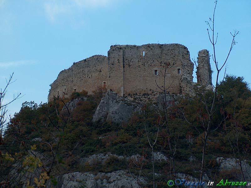 08-HPIM5642+.jpg - 08-HPIM5642+.jpg - I ruderi di Castel Menardo (XII-XIV sec.), edificato intorno al XII-XIV secolo a difesa della vicina abbazia benedettina di S. Liberatore a Majella e distrutto sul finire del XV secolo.