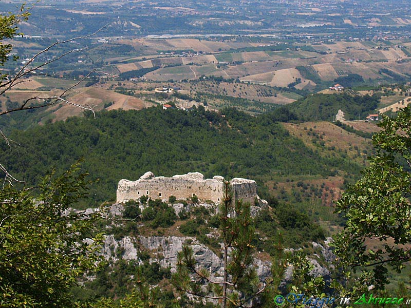 09-P7164984+.jpg - 09-P7164984+.jpg - I ruderi di Castel Menardo (XII-XIV sec.), edificato intorno al XII-XIV secolo a difesa della vicina abbazia benedettina di S. Liberatore a Majella e distrutto sul finire del XV secolo.