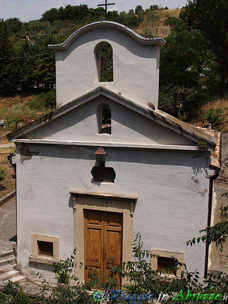 09-P6221873+.jpg - 09-P6221873+.jpg - Una piccola chiesa fuori dal centro abitato.