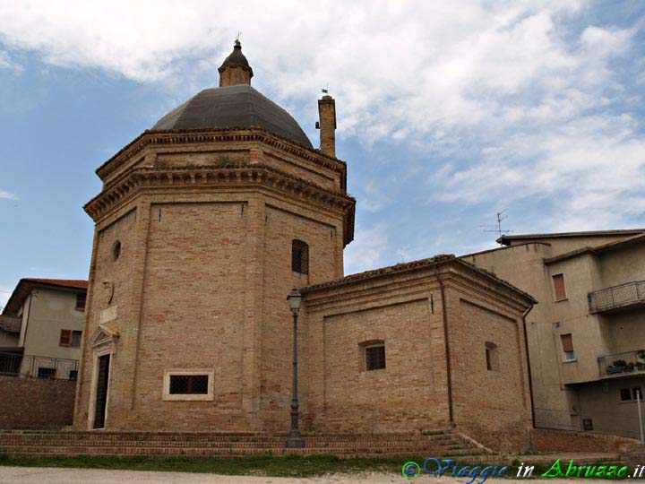 17-P5025674+.jpg - 17-P5025674+.jpg - La piccola chiesa della "Madonna della Misericordia" (XVII sec.).