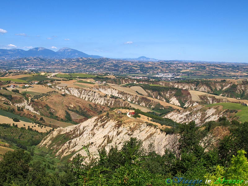 25-P7246614+.jpg - 25-P7246614+.jpg - Una piccola parte del grandioso panorama che si ammira dal belvedere di Viale Vomano.