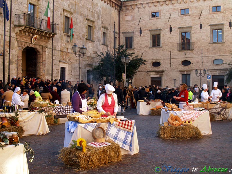 25.4-P1012417+.jpg - 25.4-P1012417+.jpg - 6 Febbraio 2011: il celebre programma televisivo domenicale 'Linea Verde'  si conclude nella splendida Piazza Duchi d'Acquaviva di Atri con la grande tavolata dei prodotti tipici locali.